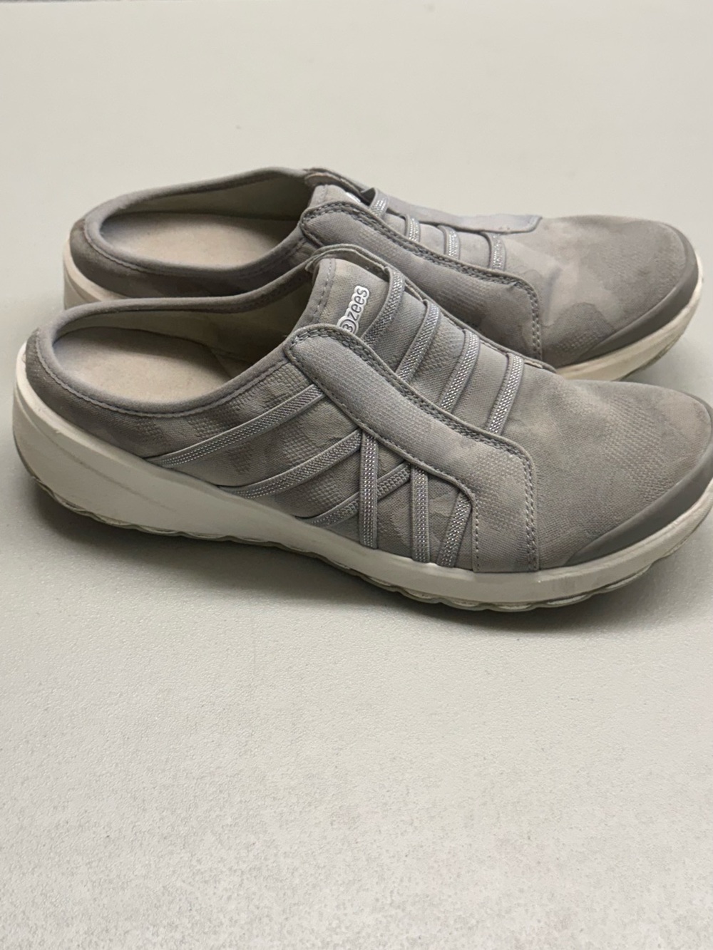 Bzees Women’s Slip-On Mule Athletic Sneakers Shoes in Light Gray Camo size 8.5